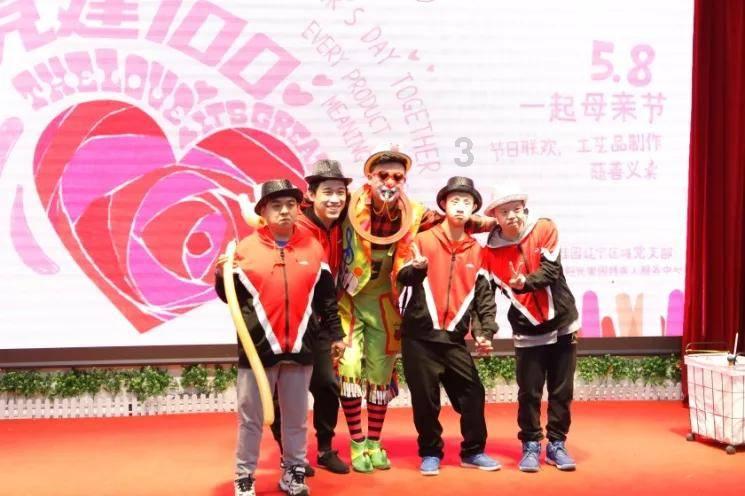 闪亮派对上的女孩